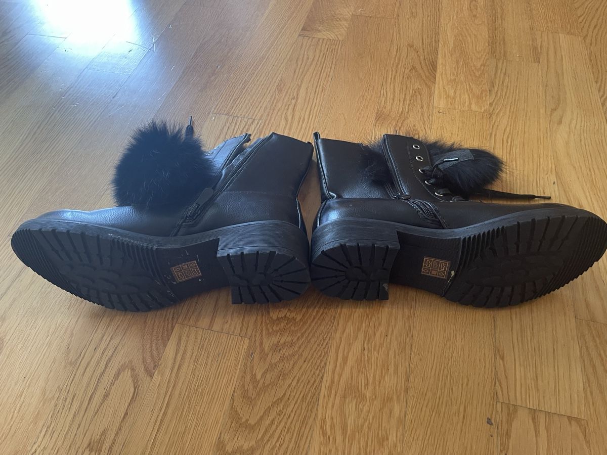 Damenschuhe: Schwarze Winterstiefel Gr. 38 mit echten Fellbommel – Gebraucht aus Rüschlikon von leo_mwz2 4