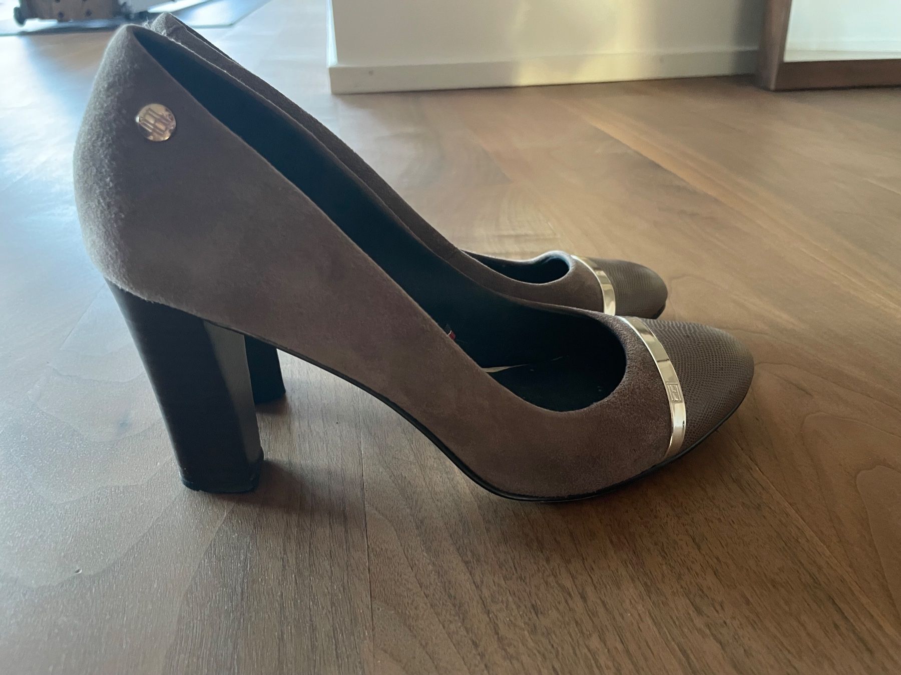 Tommy Hilfiger Scarpe da donna: Tommy Hilfiger Pumps 40 beige colour – Usato da Zürich venduto da Georgiana07 2