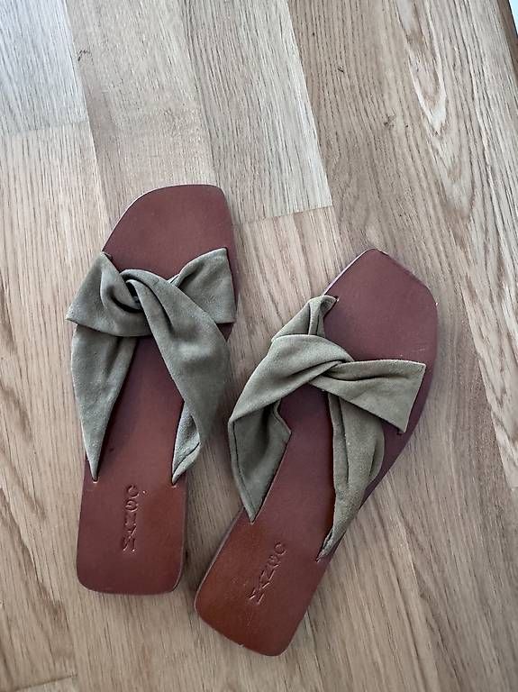 Damenschuhe: Mango Sandalen / Slides mit Schleife khaki Gr. 37 – Gebraucht aus Zürich von mar_lwx5