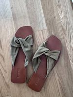 Mango Sandalen / Slides mit Schleife khaki Gr. 37