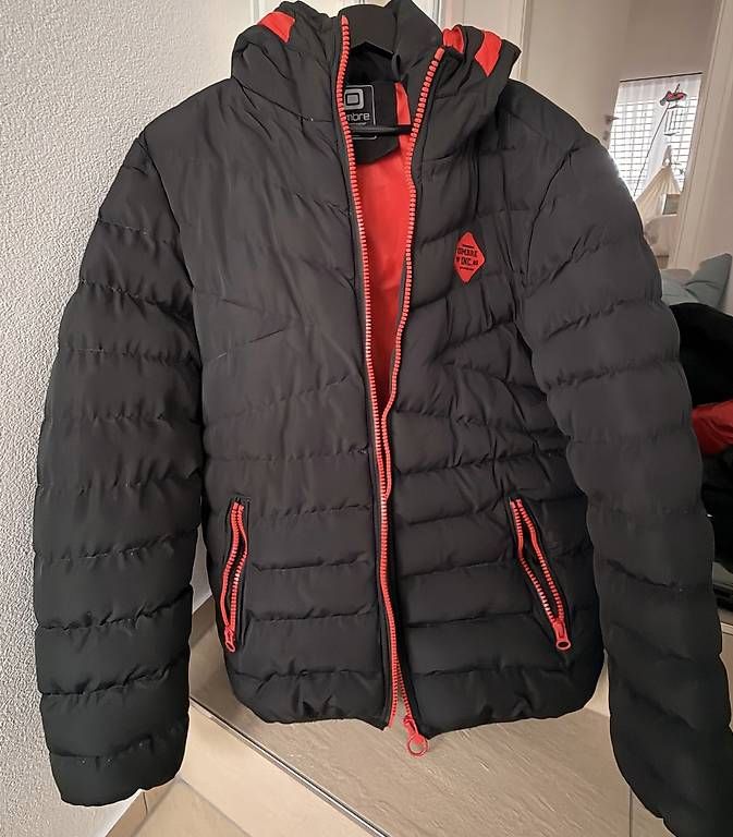 Giacche: Winterjacke Schwarz / Rot L – Usato da Islikon venduto da l.ina3