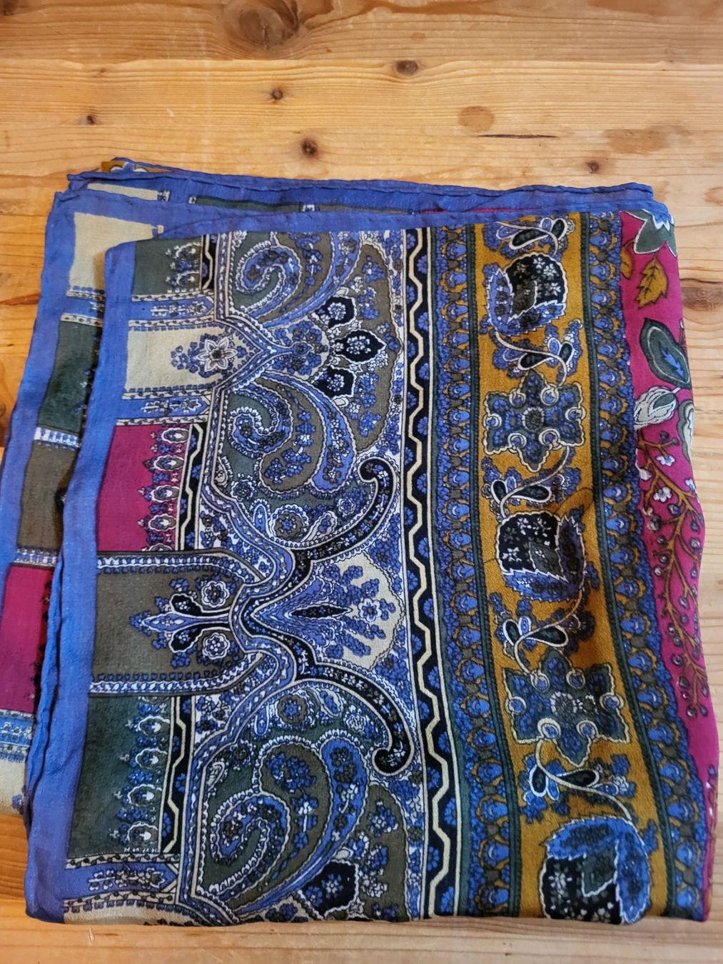 Foulards & écharpes: Wunderschöner Seidenschal mit Blumenmuster – Neuf (Voir description) à Guggisberg par Aegertenlehn 4