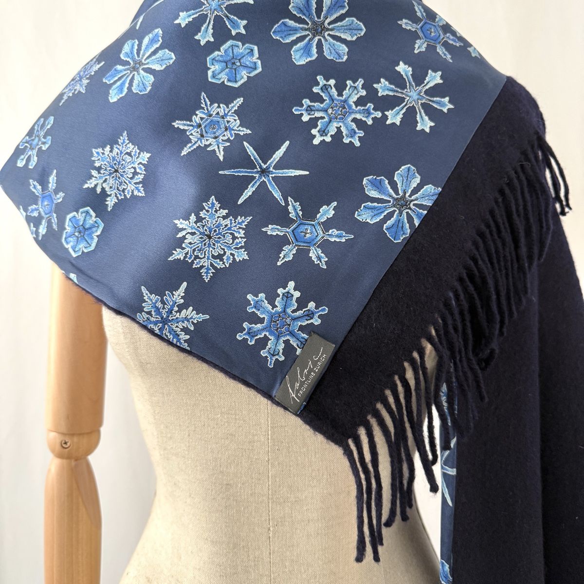 Fabric Frontline Foulard & Sciarpe: FABRIC FRONTLINE Silk & Cashmere Scarf – Nuovo (secondo la descrizione) da Emmen venduto da Colette-Juliette 2