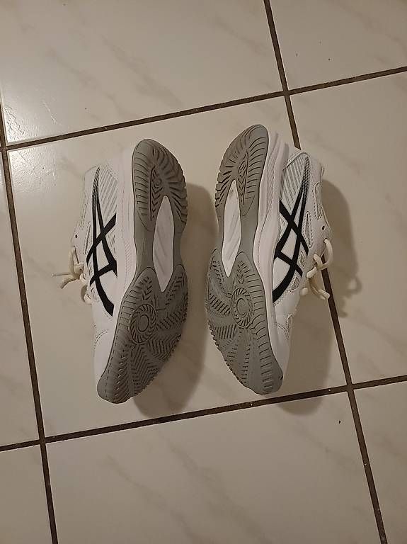 Scarpe per ragazzi: Asics Hallenturnschuhe Gr. 35.5 – Usato da Gelterkinden venduto da tho_8vtv