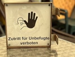 Altes Hardplastik-Schild Zutritt für Unbefugte verboten
