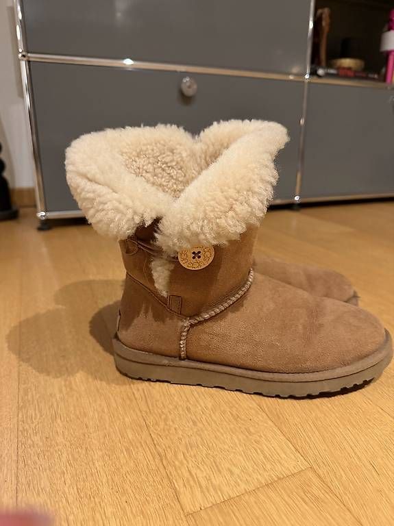 Damenschuhe: Ugg Chestnut Braun button 39 – Gebraucht aus Zürich von viv_y579 1