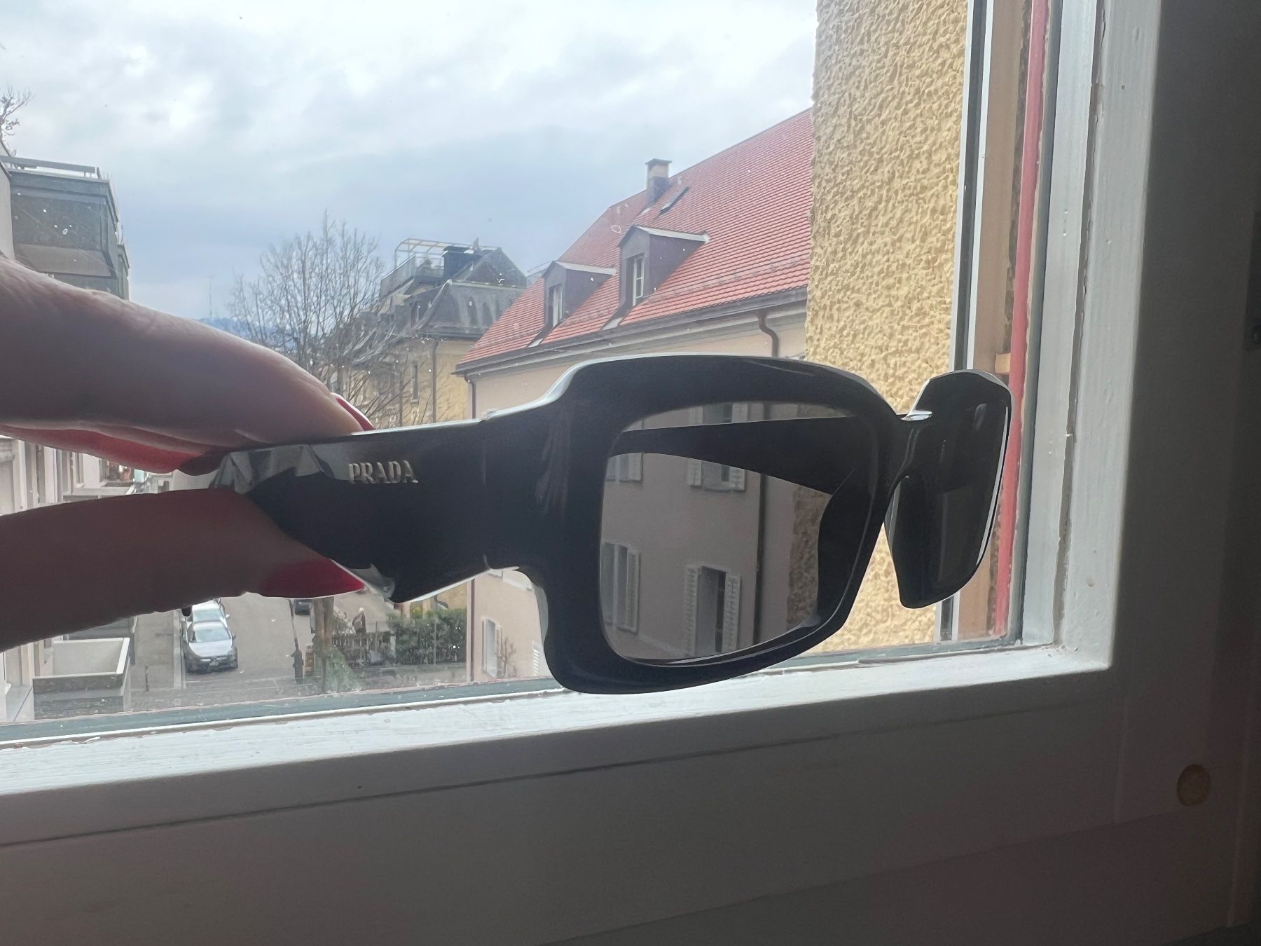 Prada Occhiali & Lenti: Neue schwarze PRADA Sonnenbrille, Modell 27Z – Nuovo e nell'imballaggio originale da Zürich venduto da yellow010