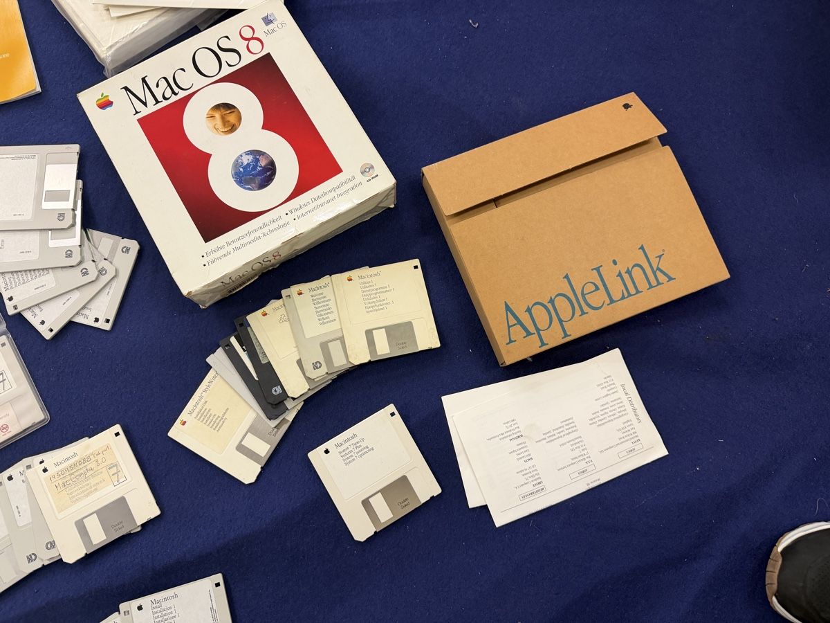 Libri: Apple Vintage Floppy and Manual - Stickers – Usato da Giubiasco venduto da IWGL002 3