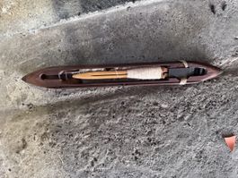 Antikes Schiffchen aus Holz mit Garn, Handweberei-Teil,