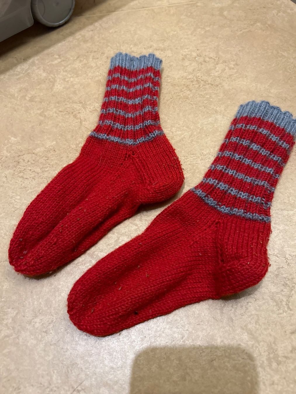 Chaussettes enfants: Warme gestrickte Kindersocken Gr. ?, rot/grau – D'occasion à Guntershausen par Gloominati 1