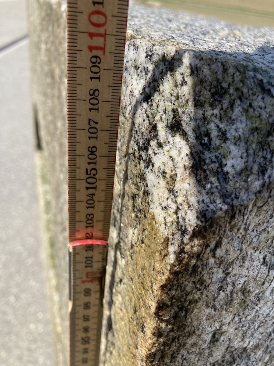 Pietre & tegole: Granit-Block mit Aussparung  – Usato da Uerkheim venduto da Dealer-4813 4