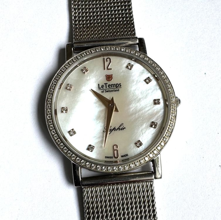 Orologi: Le Temps Damenuhr Perlmutt Zifferblatt Saphir Glas Edelstahl – Usato da Hombrechtikon venduto da Oldclock