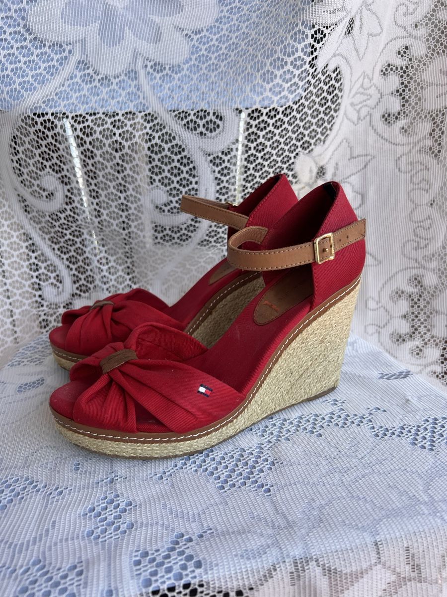 Chaussures femmes: Sandales compensées Tommy Hilfiger – D'occasion à Bernex par 2ziemement 1