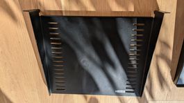 APC Fachboden AR8105BLK 2HE 19" – Original – Sehr guter Zust