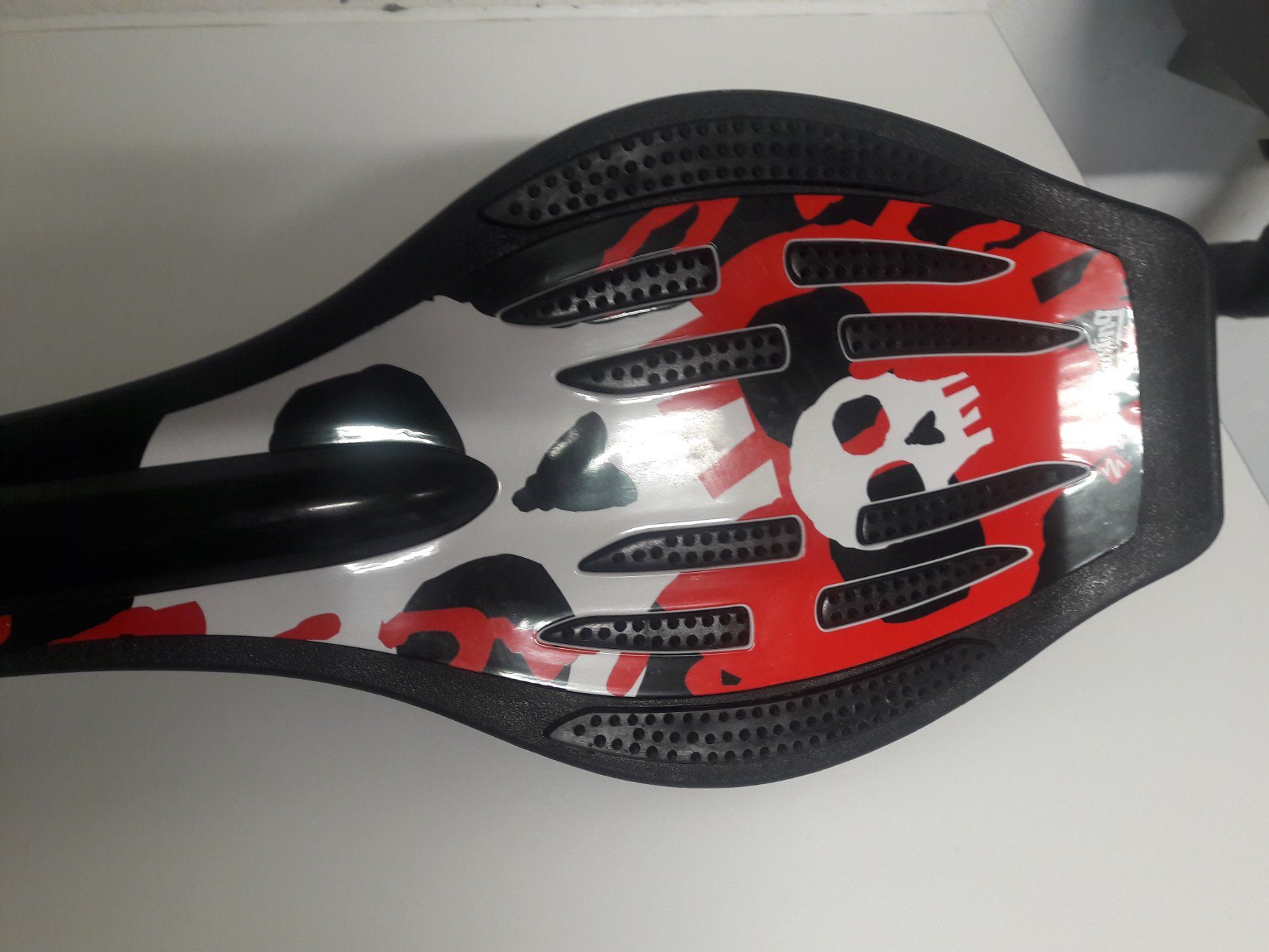 Skateboards: Waveboard rot schwarz weiss mit Sculls – Usato da Zürich venduto da Mukumukus 2