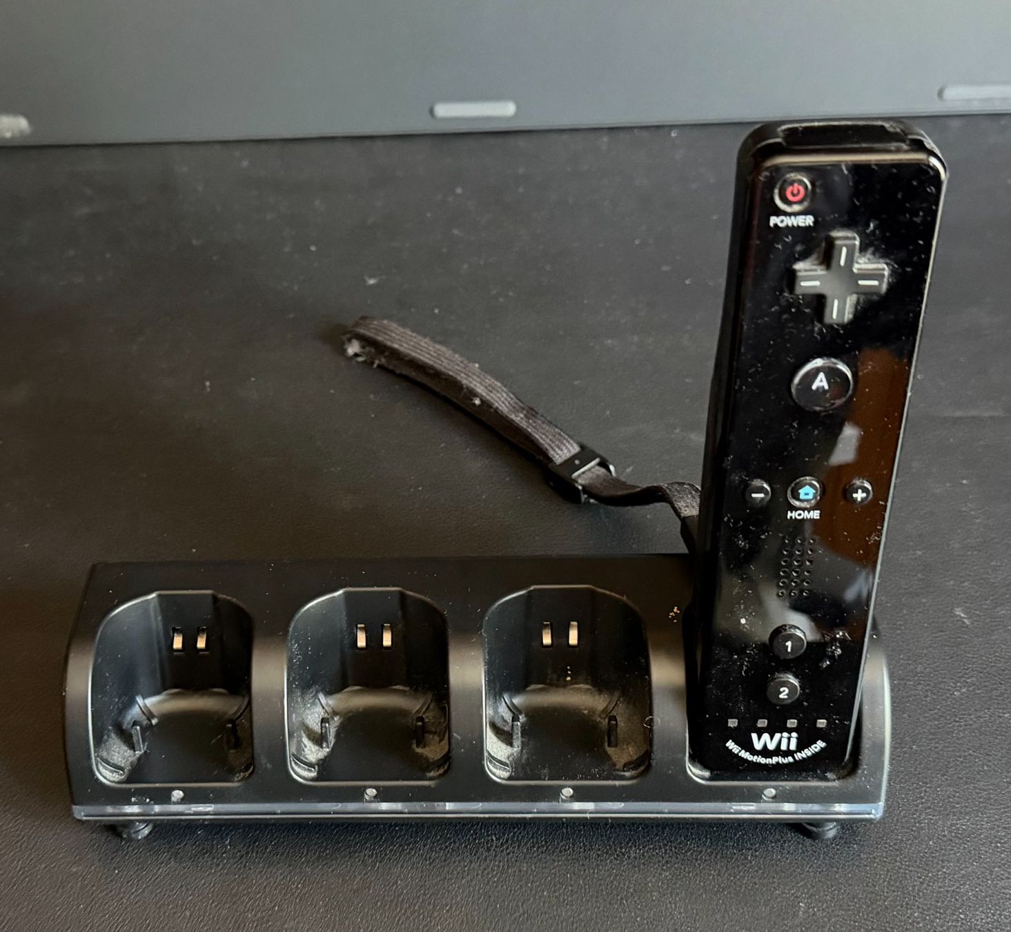 Nintendo Controller: Nintendo Wii Motion Plus Inside + Nunchuk + Ladestation – Usato da Herzogenbuchsee venduto da DaVinciq 1