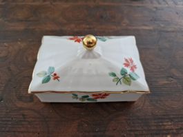 Kleine Schatulle aus Porzellan - Blumendekor und Goldakzente