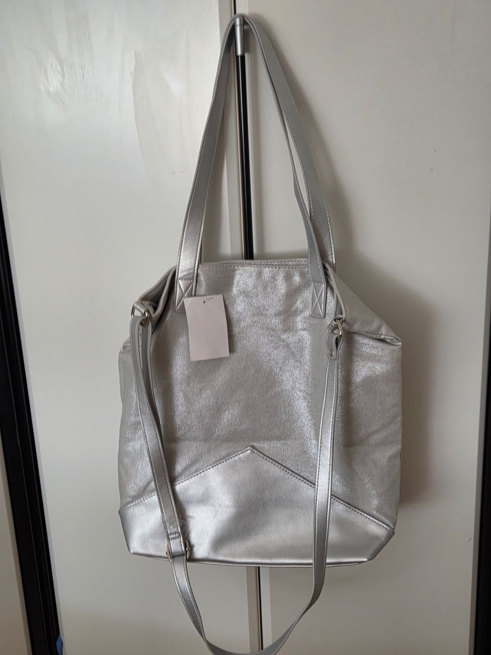 Sacs femmes: Tasche Silber mit Etikett neu – Neuf avec emballage d'origine à Zürich par Citalo