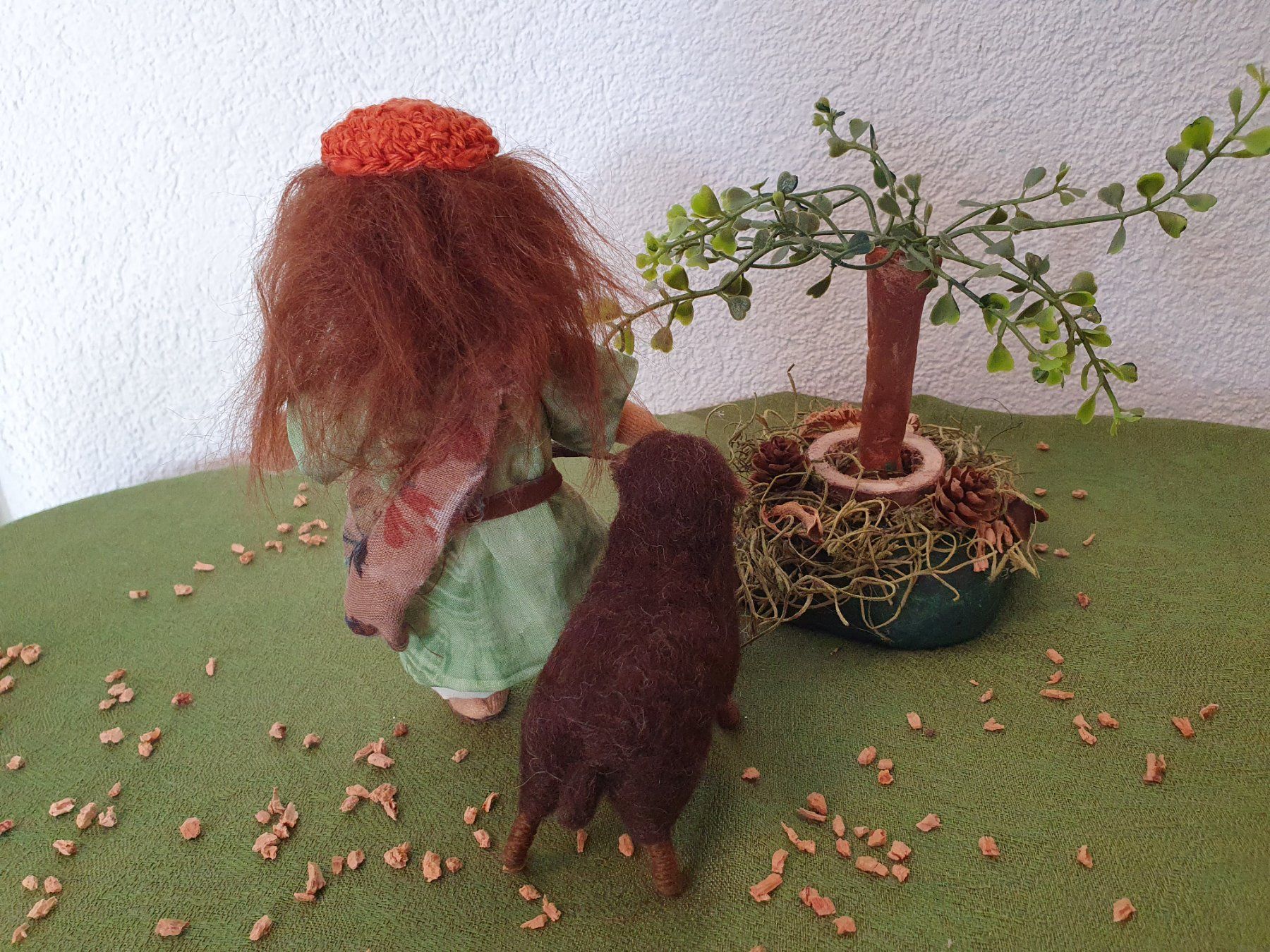 Statuette: Krippenfigur Schwarzenberg: Hirtenmädchen mit Schaf + Baum – Nuovo e nell'imballaggio originale da Oberwangen b. Bern venduto da Mesimo 3