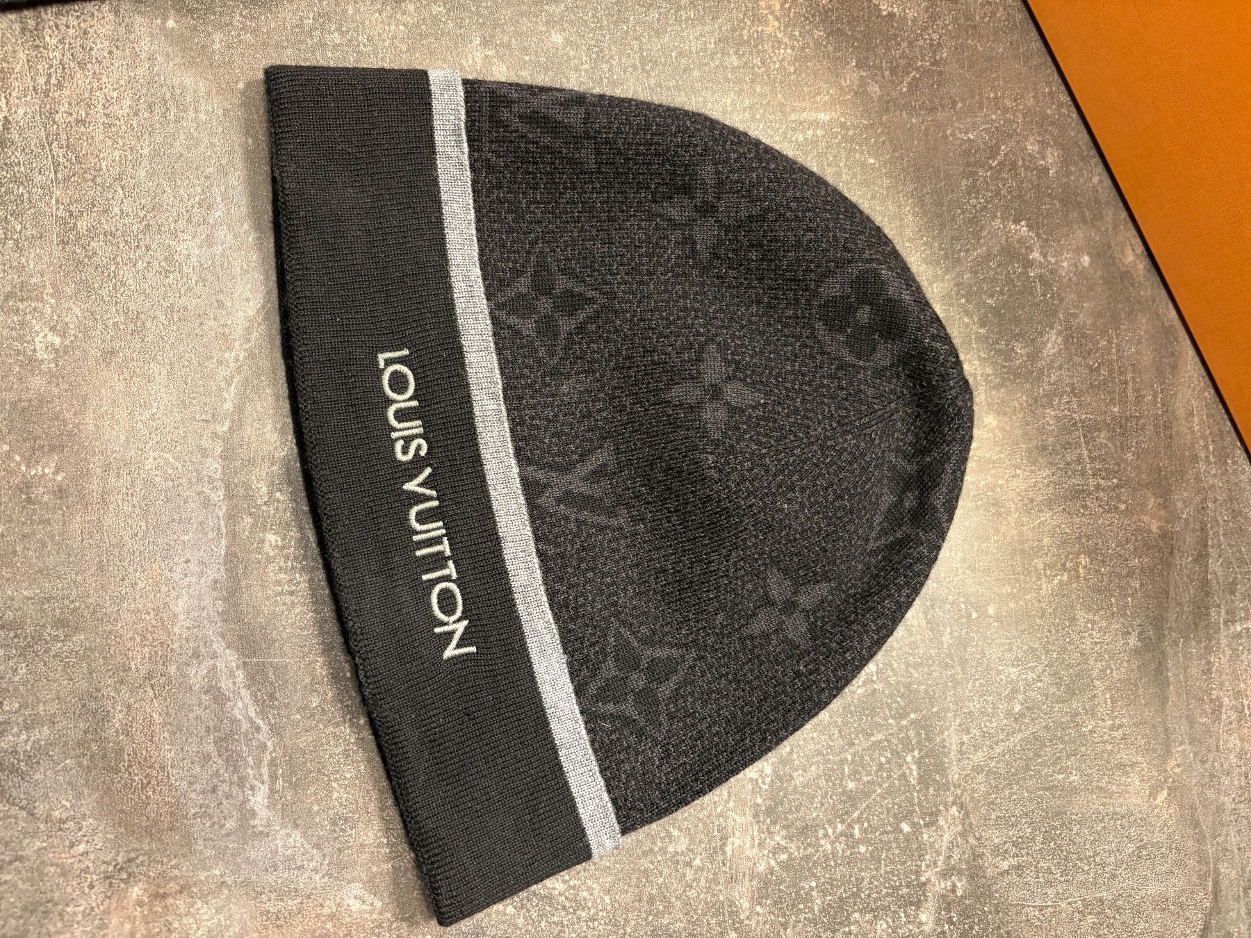 Louis Vuitton Foulard & Sciarpe: BONNET & ECHARPE LOUIS VUITTON – Usato da Châtel-St-Denis venduto da Jason_dia 3