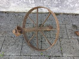 Antikes rostiges Schubkarren Garette Eisenrad