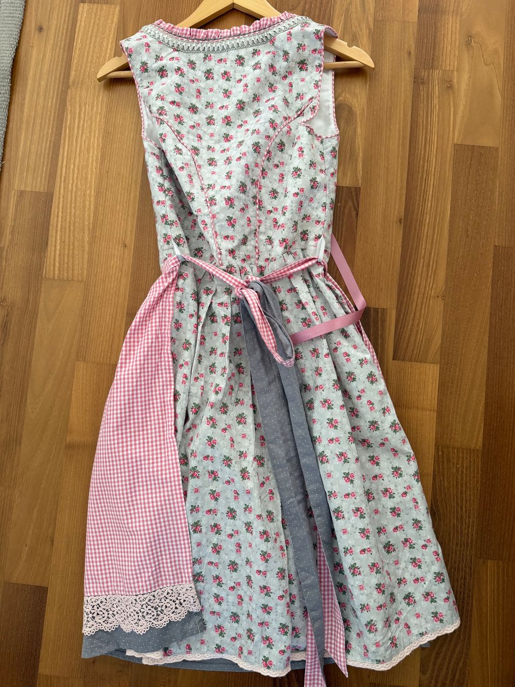 Kleider: Dirndl Stockerpoint Blumenmuster kariert neu – Gebraucht aus Buchs SG von VintageHomeCH 2