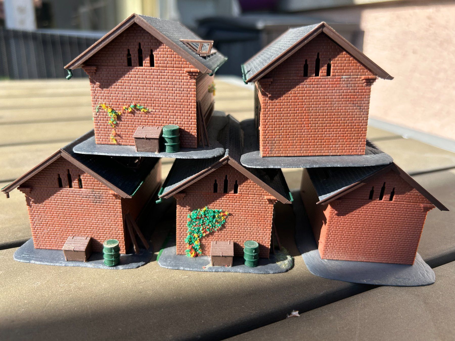 Kibri Modellini di ferrovie: Kibri set de 5 maisons briques rouges H0 – Usato da Villeret venduto da Sonicjojo 2