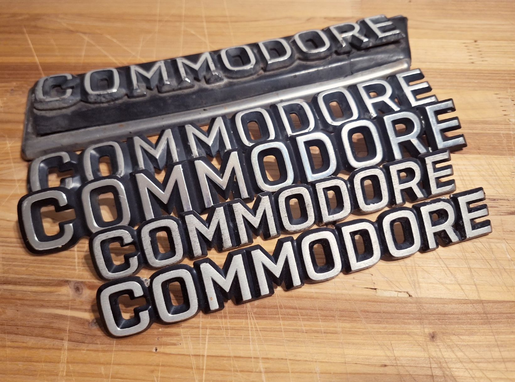 Opel Tutti pezzi di ricambio auto: Opel Commodore B Embleme – Usato da Triesen venduto da BLACKSHEEP75
