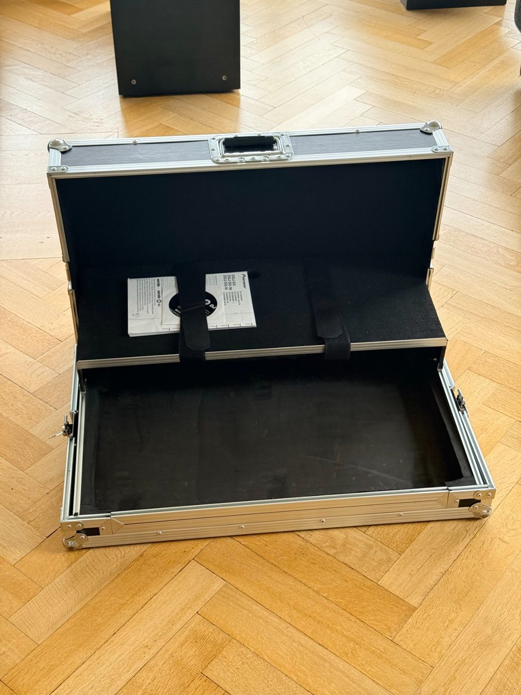 Pioneer Console di mixaggio: Pioneer DDJ-SX DJ + Magma case – Usato da St. Gallen venduto da JimmyGPT 6