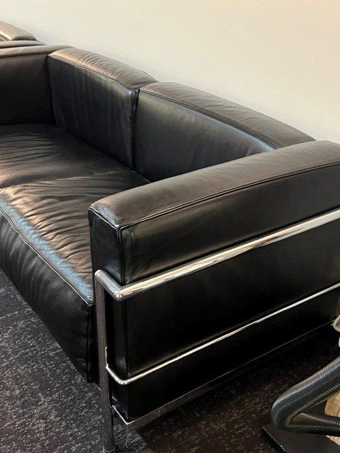 Sofas: Replika Cassina LC2 2-Sitzer Sofa von Le Corbusier – D'occasion à Zürich par susanna09 6