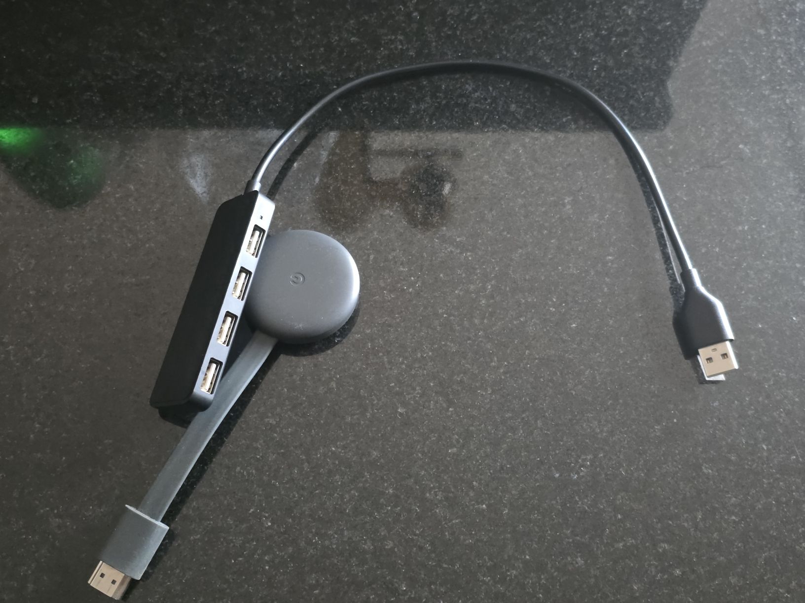 Hub & Switch: Chromecast mit USB-Hub, perfektes Sommertool, gut erhalten – Usato da Basel venduto da fol_6kl6