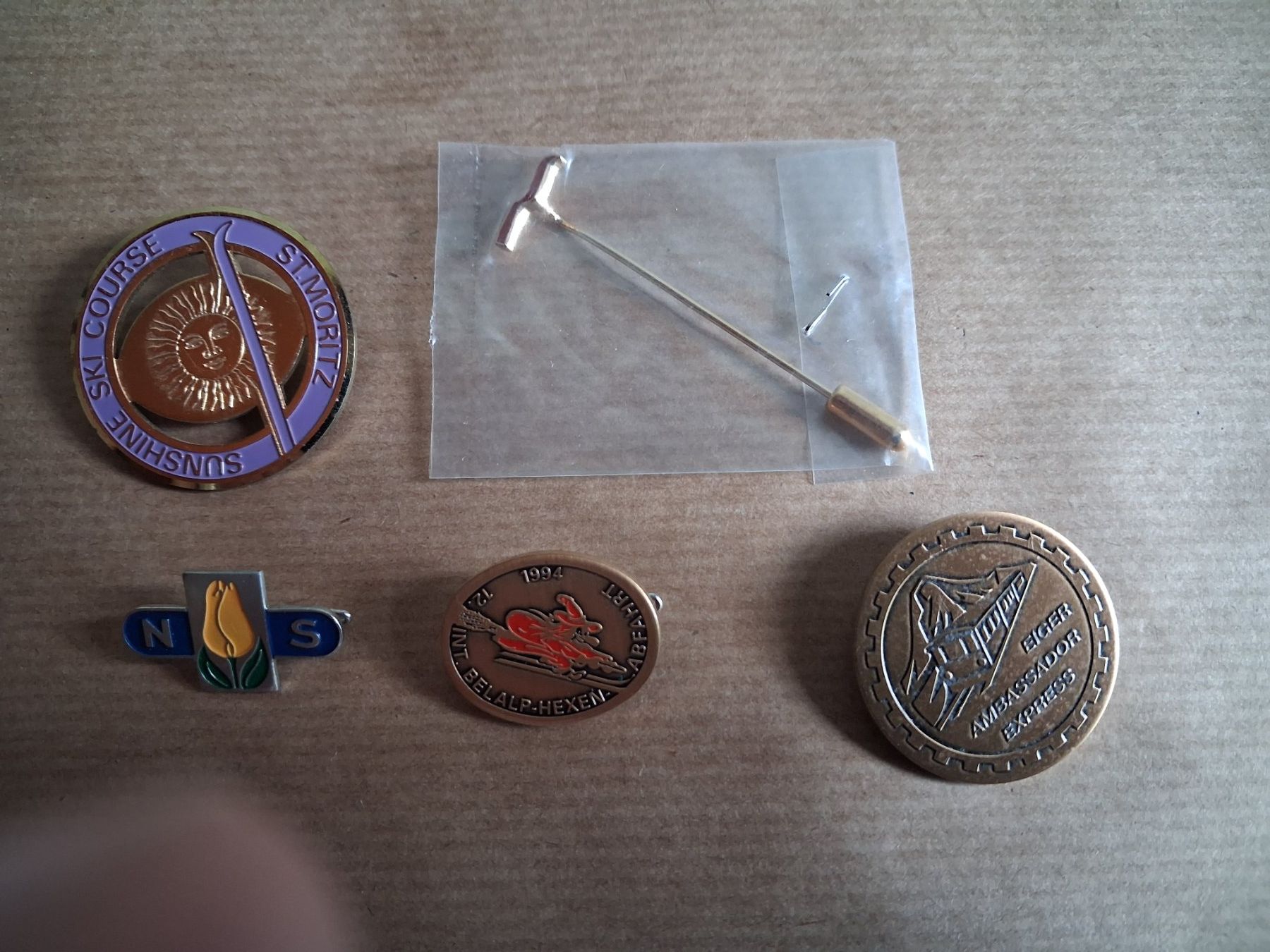 Swiss Plaquettes & Badges: Anstecker Set St. Moritz Eiger Ambassador Express 5 Teile – D'occasion à Hagendorn par siwasi3