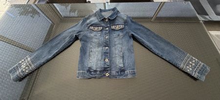 Neue Jeansjacke mit glitzer