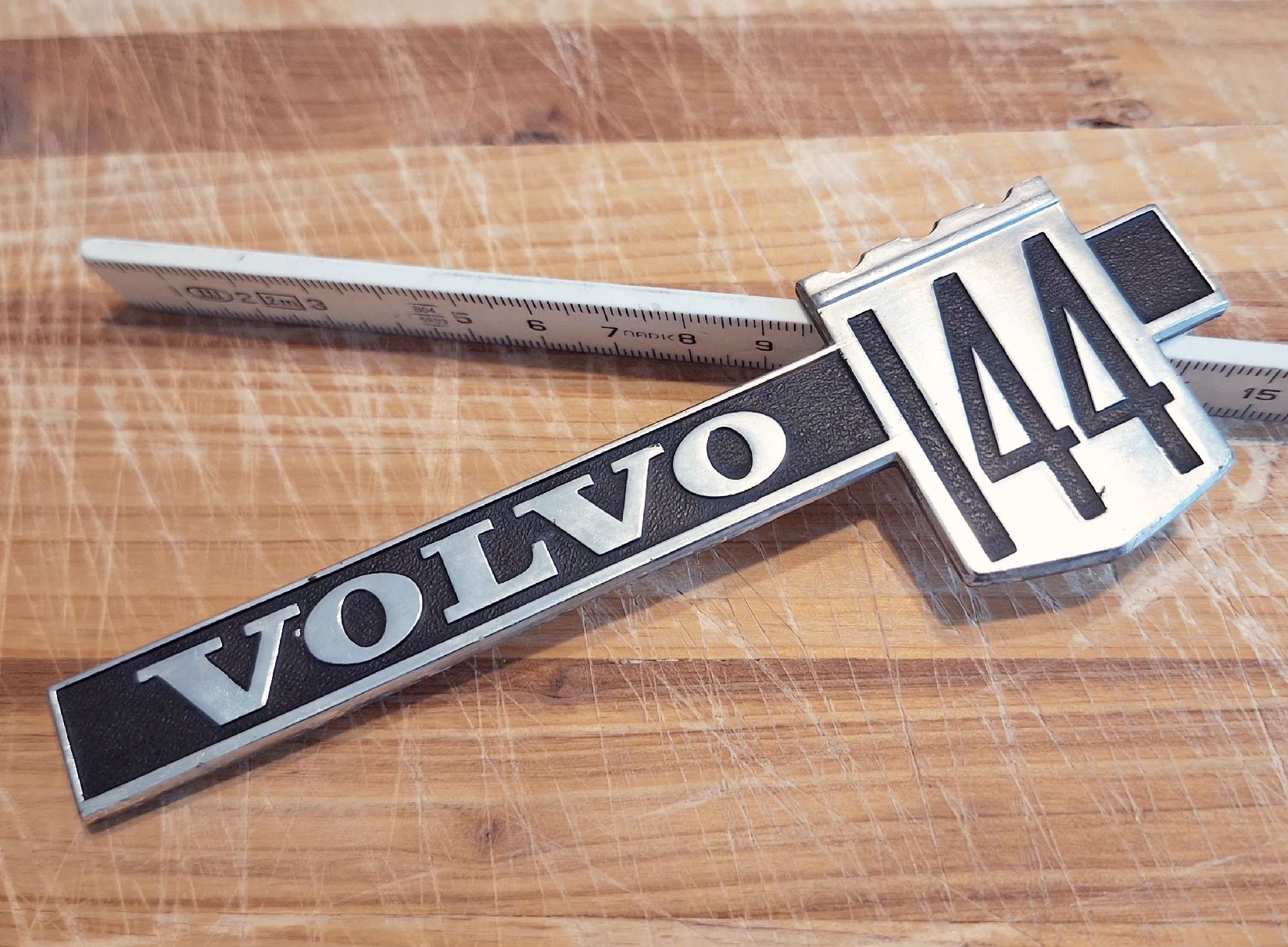 Volvo Tutti pezzi di ricambio auto: Volvo 144 Emblem – Usato da Triesen venduto da BLACKSHEEP75 1