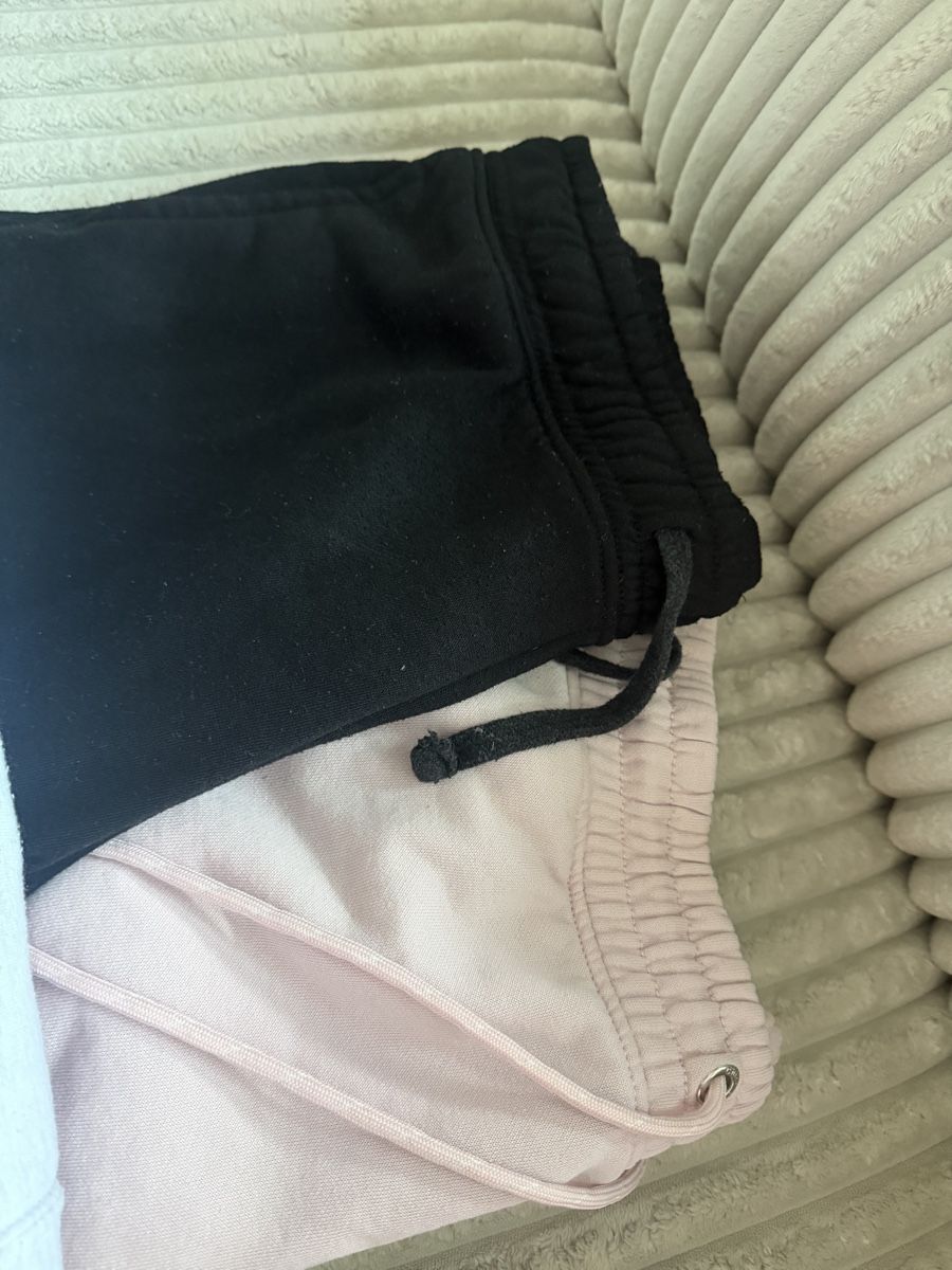 Lots de vêtements: Chiccore Trainerhose grösse M 4 Stück – D'occasion à Witterswil par gsc_z6ts 1