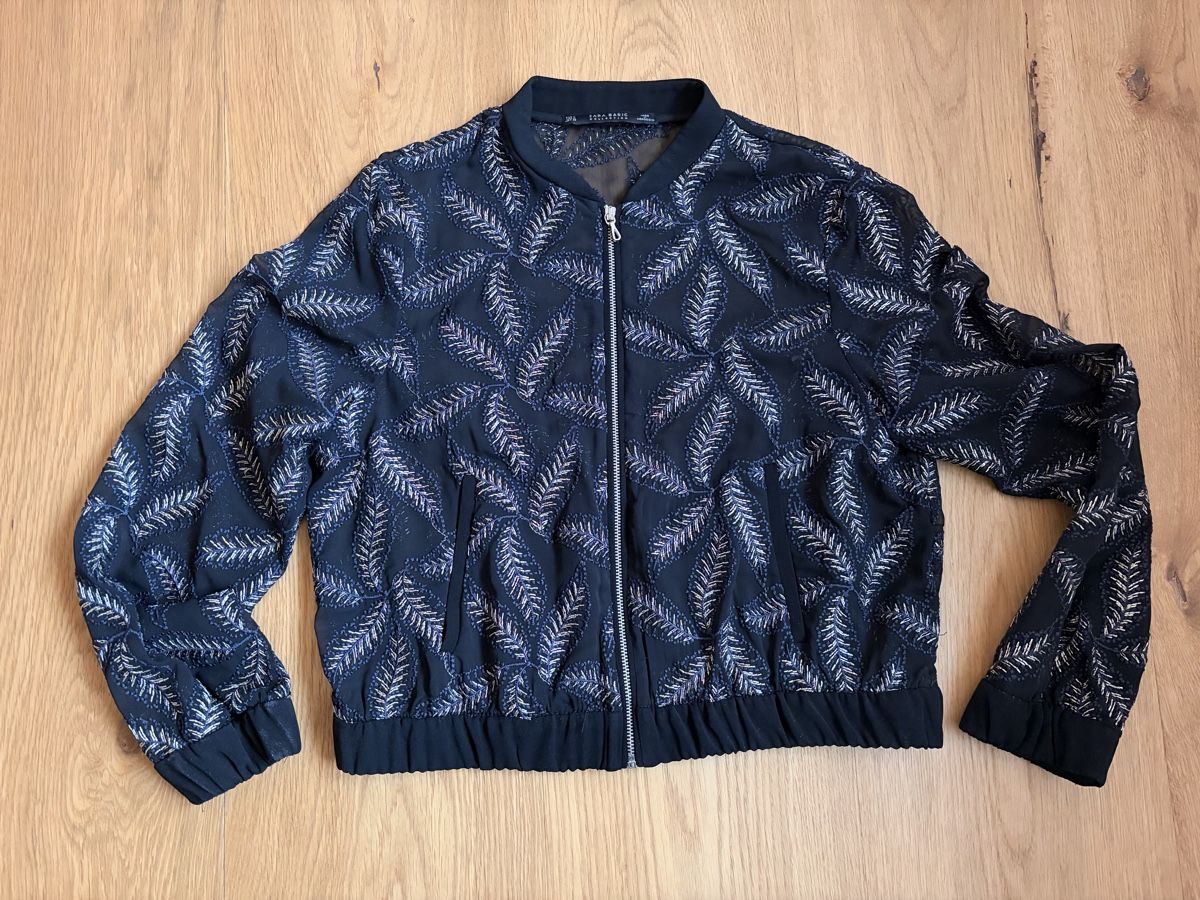 Zara Jacken: Zara Basic Bomberjacke schwarz mit Blattmuster Grösse M – Gebraucht aus Basel von snowkati