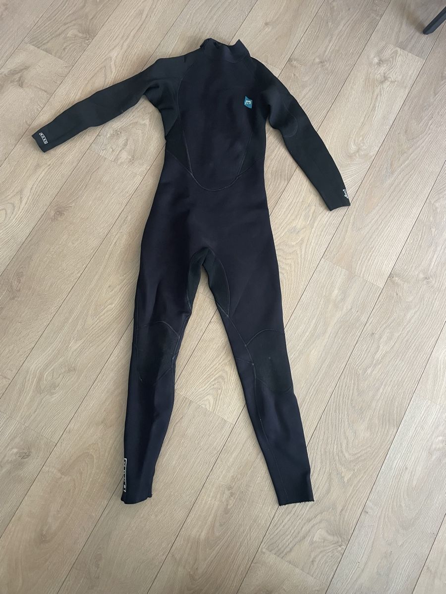 Completi & Tailleur: Surfanzug von MDNS – Usato da Domat/Ems venduto da Hoschi13
