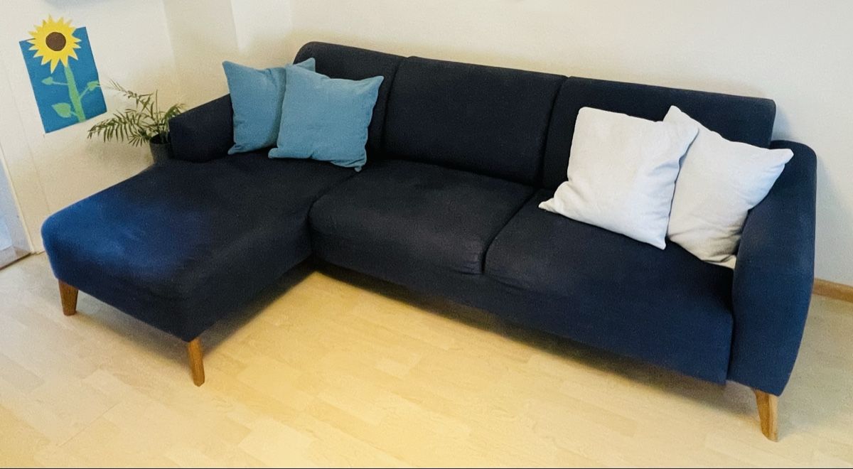 Sofas: Blaues Sofa mit Holzfüssen – Gebraucht aus Basel von hullubu