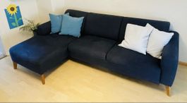 Blaues Sofa mit Holzfüssen