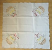 Tischdecke mit Maschinenstickerei 86cm x 87cm Neuwertig