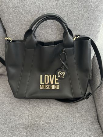 Schwarze Love Moschino Handtasche mit goldigem Logo-Druck