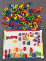 Neuwertig: Magnettafel mit magnetischen Buchstaben/Zahlen
