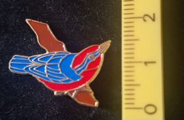 Pin Vogel rot blau auf Ast
