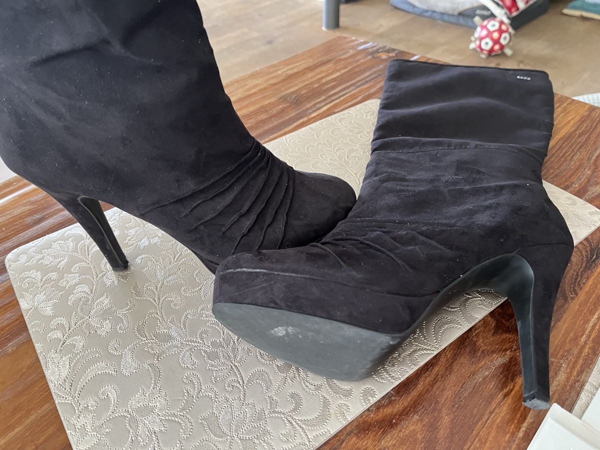 Scarpe da donna: Schwarze Stiefel mit Absatz & Plateau, Gr. 41 – Nuovo (secondo la descrizione) da Gurbrü venduto da Simiramis 2