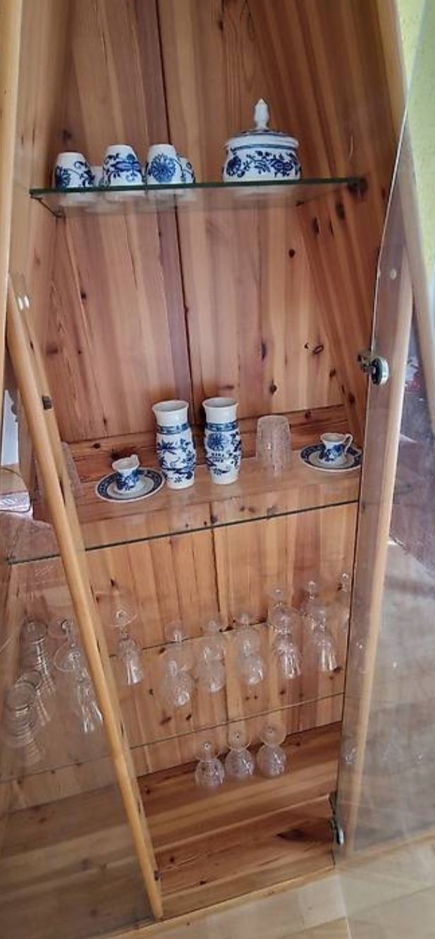Vitrinen: Piramide vitrine – Gebraucht aus Glattbrugg von B_B 1