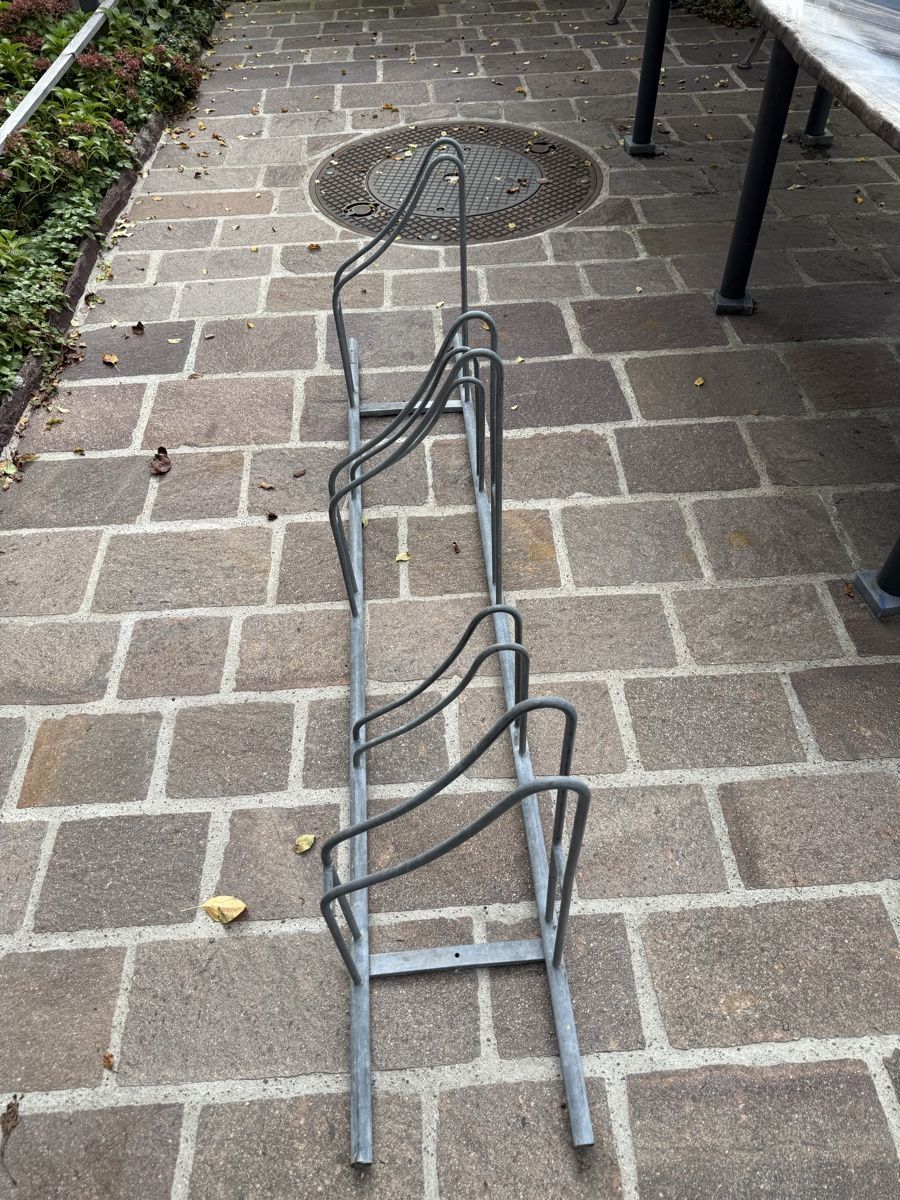 Cavalletti per biciclette: Veloständer antik – Usato da Glarus venduto da Box3 1