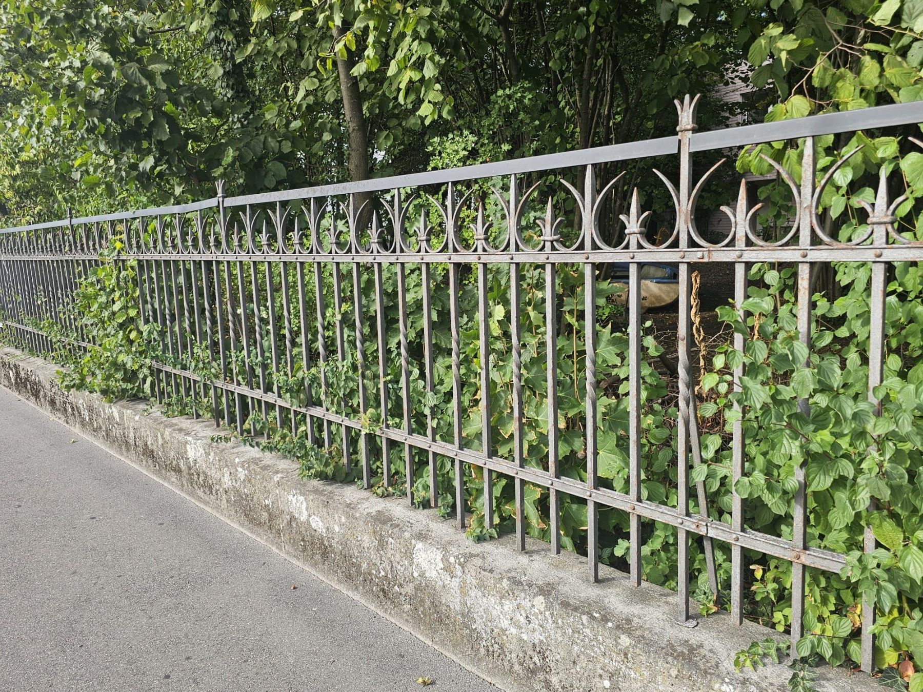 Altro in Antiquarato & Arte: Antike schmiedeeiserne Zaunelemente mit Spitzen – Usato da Wohlen AG venduto da homecollectivech 4