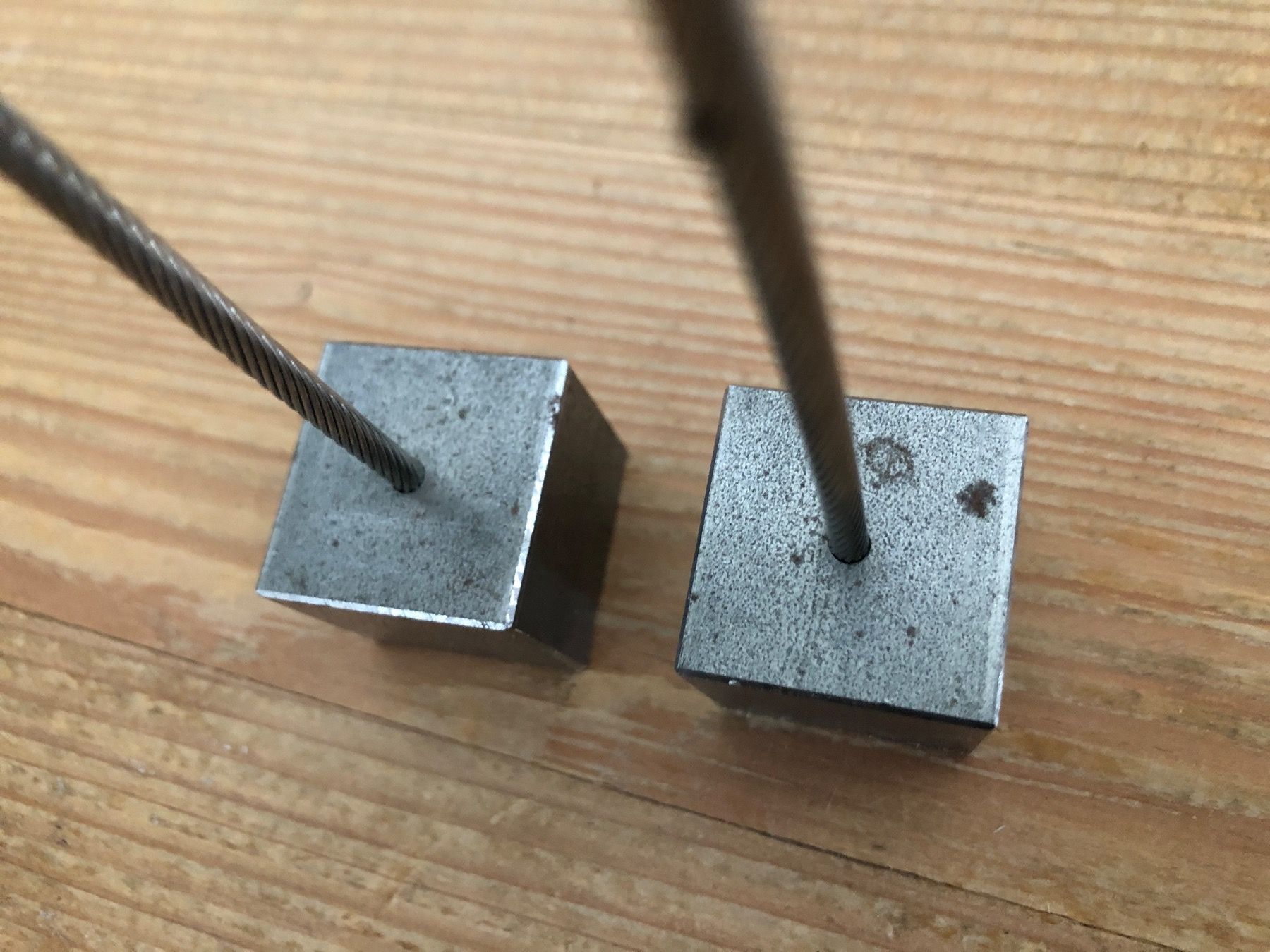 Alle Dekorationen: 2 Kartenhalter aus Metall – Gebraucht aus Zürich von ehupp 3