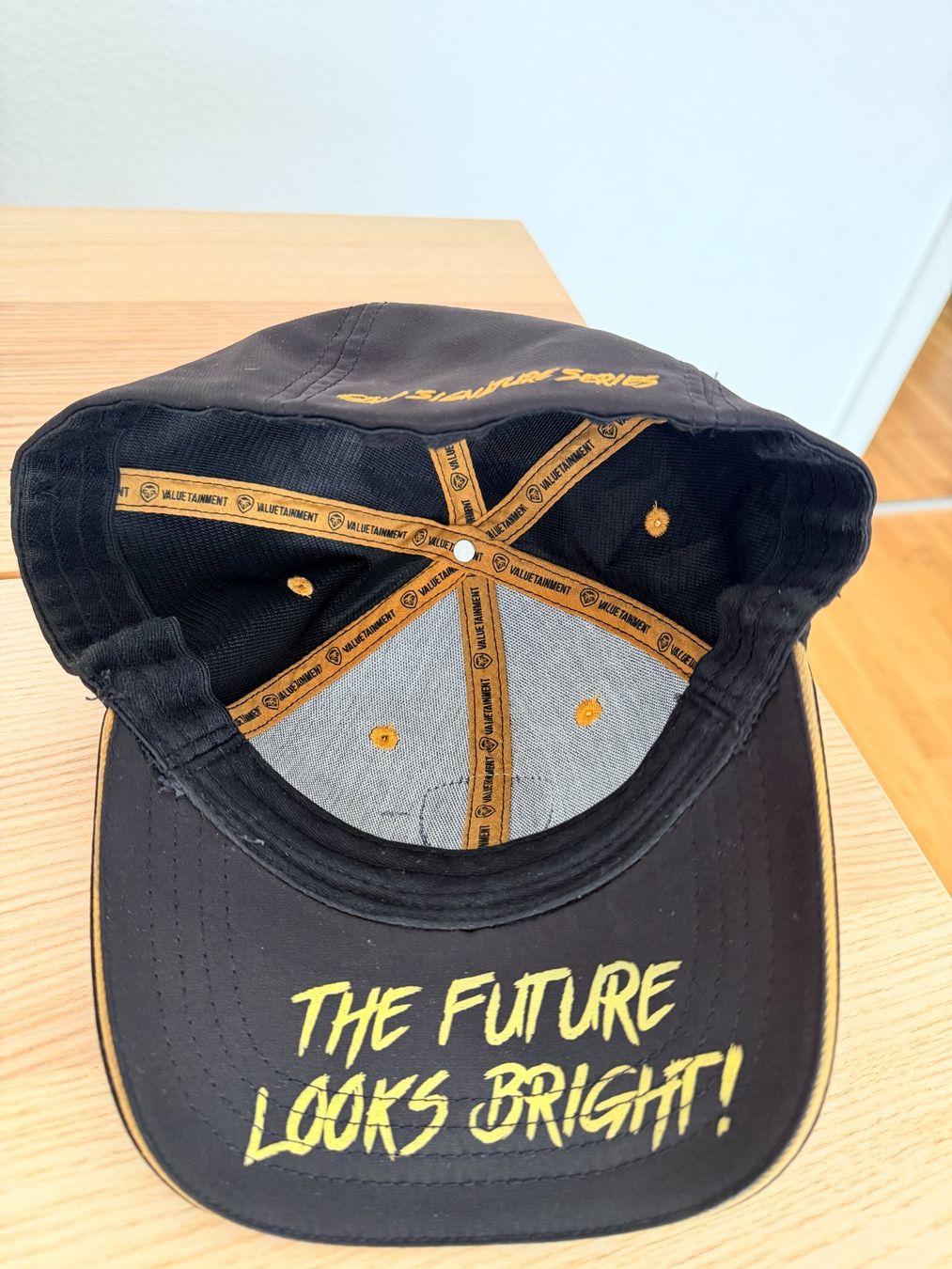 Copricapi, berretti & cappellini: Future Looks Bright Flex Fit Hat - Black & Gold – Usato da Binningen venduto da samorga21 1