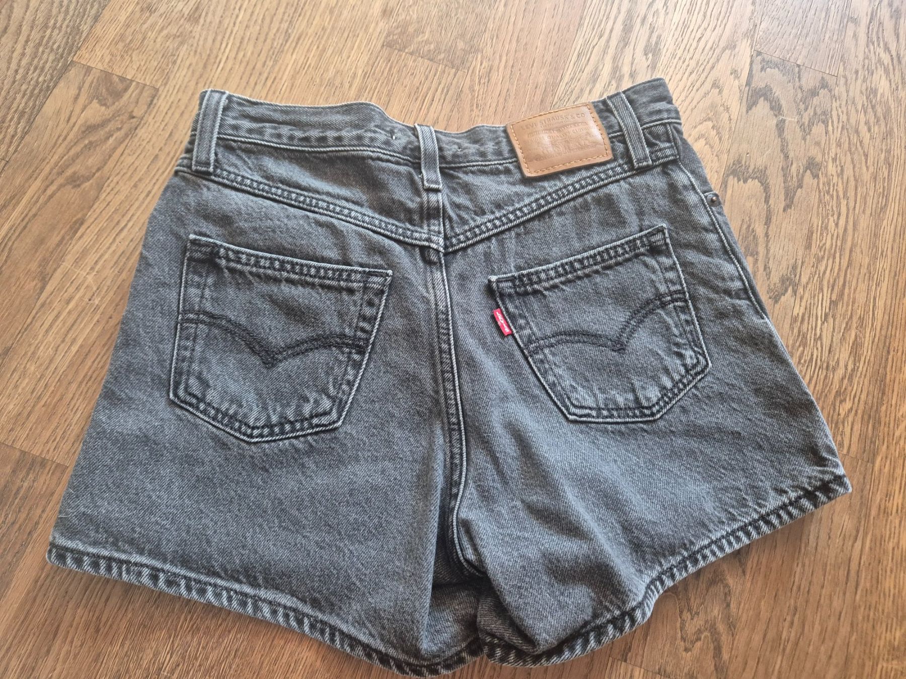 Levi's Pantaloni: Levi's 80s Mom Shorts grey size 24 – Usato da Zürich venduto da monadiederich 1